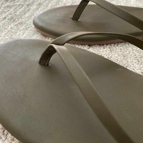 Aerie ladies U.S size 10 flip flops. Worn twice. - Picture 2 of 3